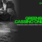 Greenbets Cassino Online - Mais de 3.000 jogos para você lucrar. Homem de terno e camisa social jogando fichas e segurando duas cartas de baralho. mesa com cartas e fichas de cassino.