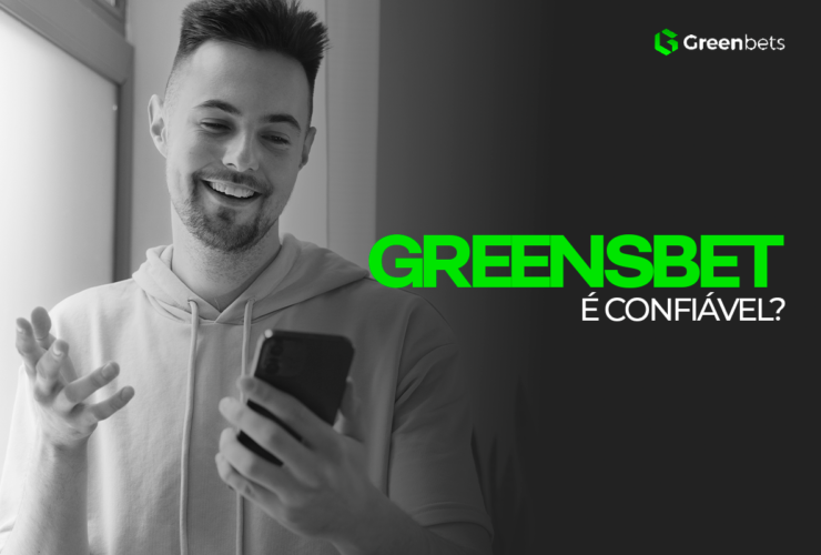 Greenbets é Confiável? Imagem preta e branca no fundo de um homem de casaco, sorrindo e com celular na mão
