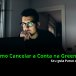 Como cancelar a conta na Greenbets.io - Homem de óculos sentado usando um computador